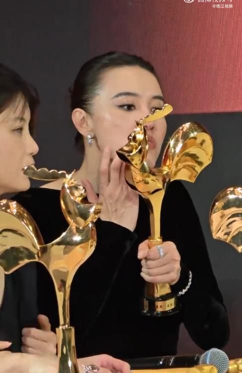 影后宋佳用奖杯当化妆镜pg电子试玩入口金鸡奖(图2) 影后宋佳用奖杯当化妆镜pg电子试玩入口金鸡奖(图2)