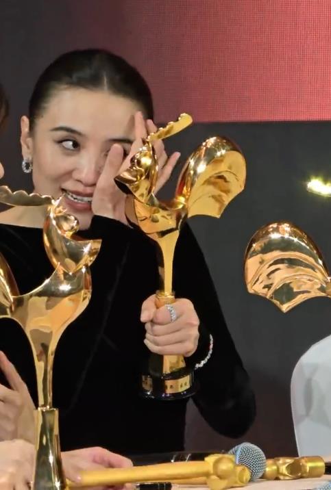 影后宋佳用奖杯当化妆镜pg电子试玩入口金鸡奖(图3) 影后宋佳用奖杯当化妆镜pg电子试玩入口金鸡奖(图3)