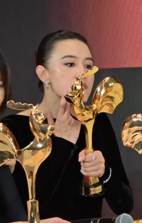 影后宋佳用奖杯当化妆镜pg电子试玩入口金鸡奖(图6) 影后宋佳用奖杯当化妆镜pg电子试玩入口金鸡奖(图6)